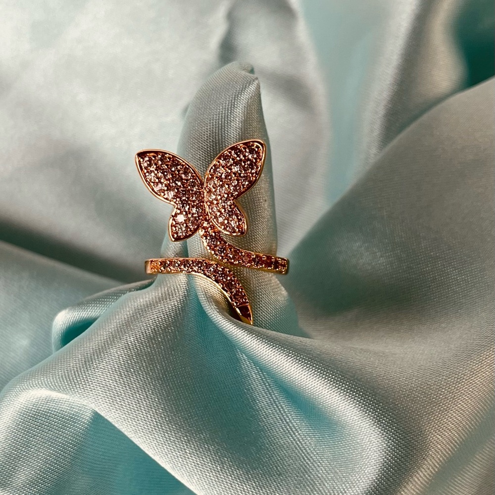 Butterfly adjustable ring